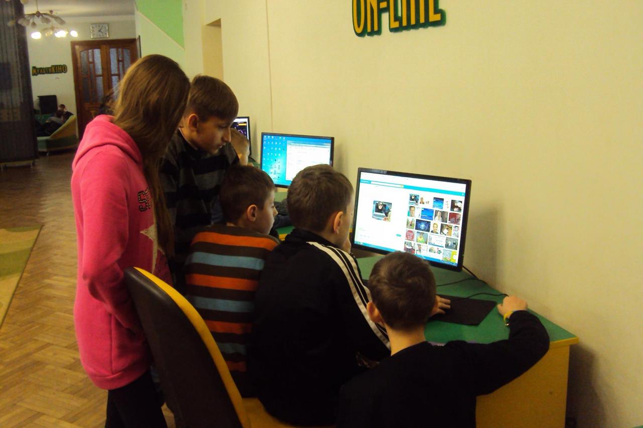 Picture of children learning about Internet safety in Ukraine