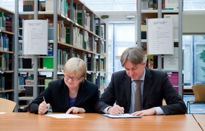 Claudia Lux and Jürgen Boos signing