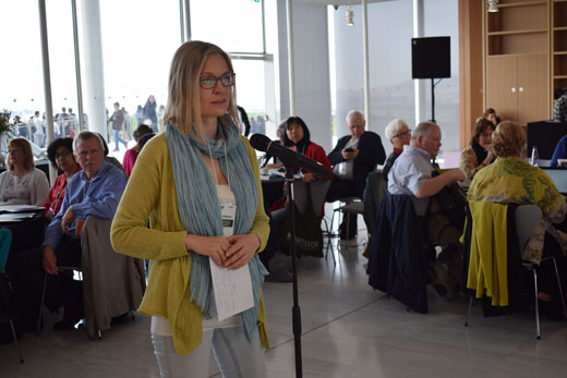 Ulla Pötsönen, Chair of the IFLA Libraries for Children and Young Adults Section, asks a question during the open mic session