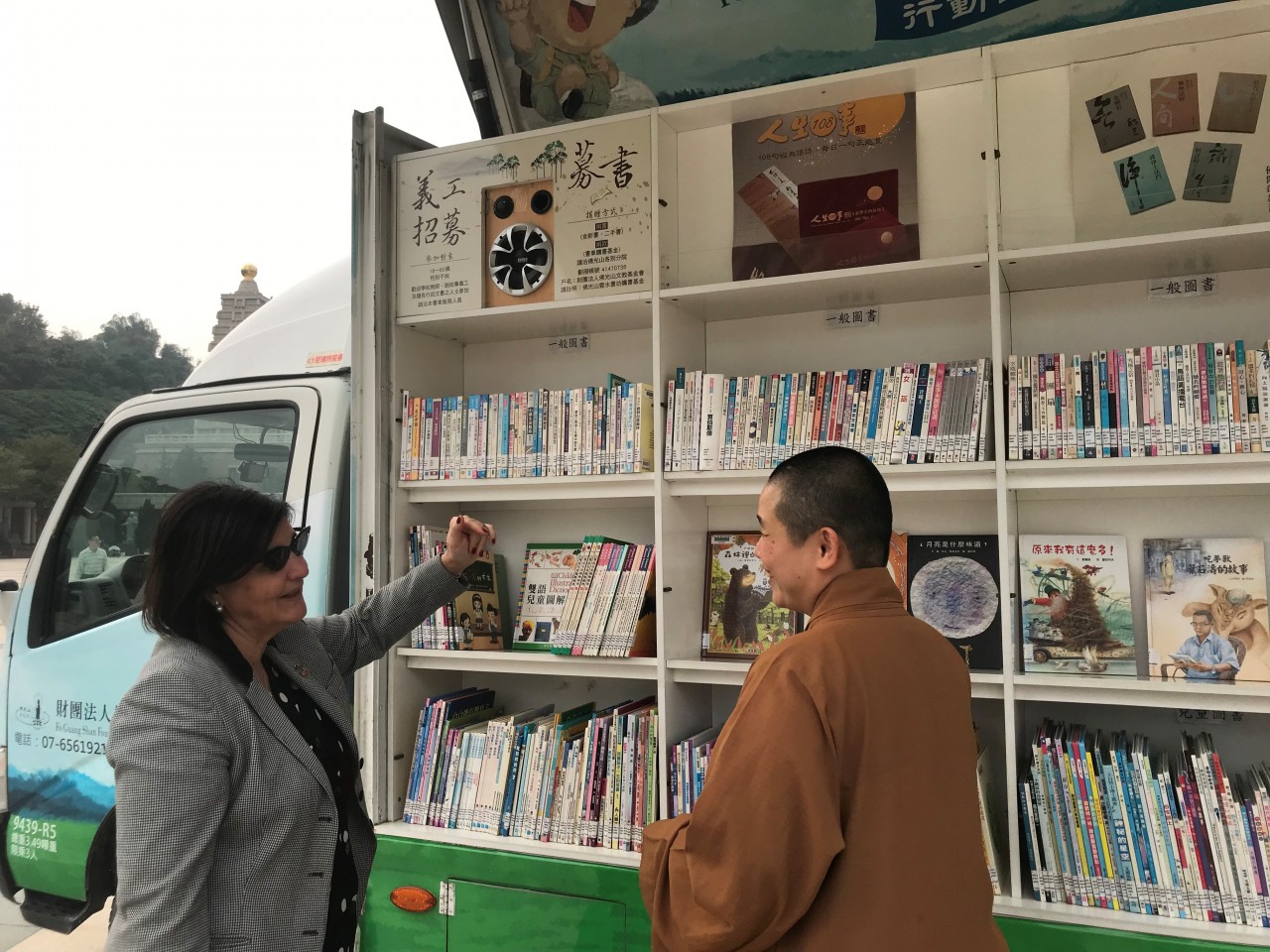 Glòria Pérez-Salmerón visits a bookmobile in Taiwan, China, run by a monk
